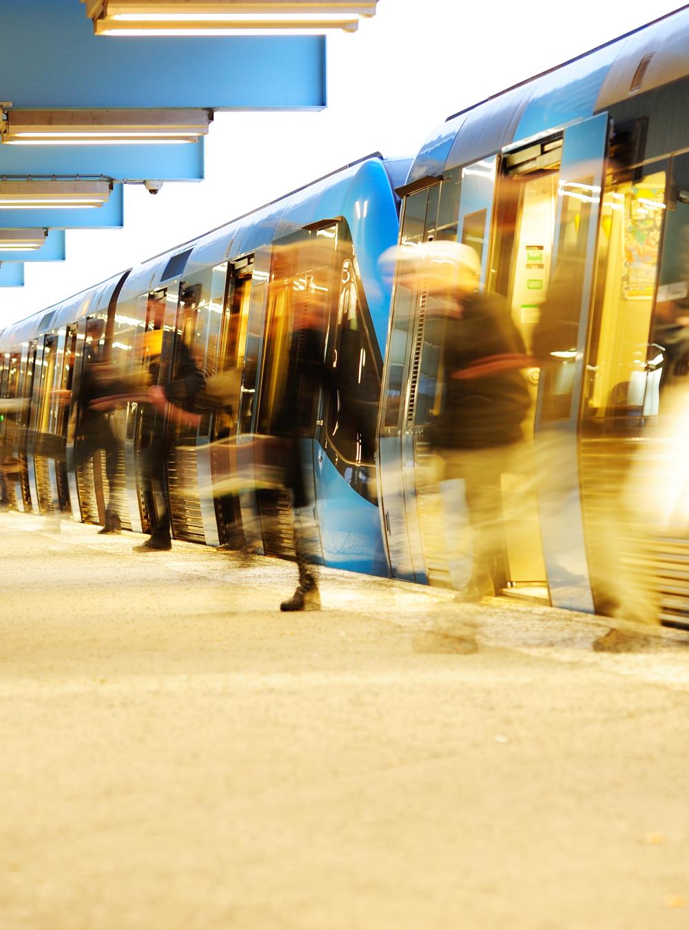 Crowds quickly existing a train onto the platform